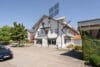 Schöne, gut vermietete Zweizimmerwohnung in Germering mit Tiefgarage und Remise - Hausansicht - Landhausstil
