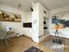 Sonniges und möbiliertes Microappartment mit 25m2 Wohnfläche plus 18 m2 Dachterrasse nähe BMW - Küchen und Livingbereich Wohnwand