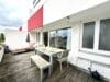 Sonniges und möbiliertes Microappartment mit 25m2 Wohnfläche plus 18 m2 Dachterrasse nähe BMW - Terrassenbereich mit Wohnungsfront