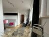 Sonniges und möbiliertes Microappartment mit 25m2 Wohnfläche plus 18 m2 Dachterrasse nähe BMW - Living Ausziehcouch Schaukelstuhl