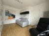Sonniges und möbiliertes Microappartment mit 25m2 Wohnfläche plus 18 m2 Dachterrasse nähe BMW - Detail Schlafnische Couch