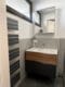 Für Firmen, Mitarbeiter oder gehobene Mieter: luxuriös, top ausgestattet & ruhiges Studio - U3/U6, S - Bad mit Fenster, Heizkörper, Waschtisch und Dusche :WC